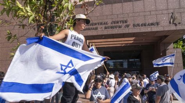 Feds investigating violence during pro-Palestinian protest outside Los Angeles synagogue